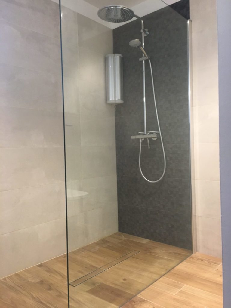 Douche carrelée paroi vitrée